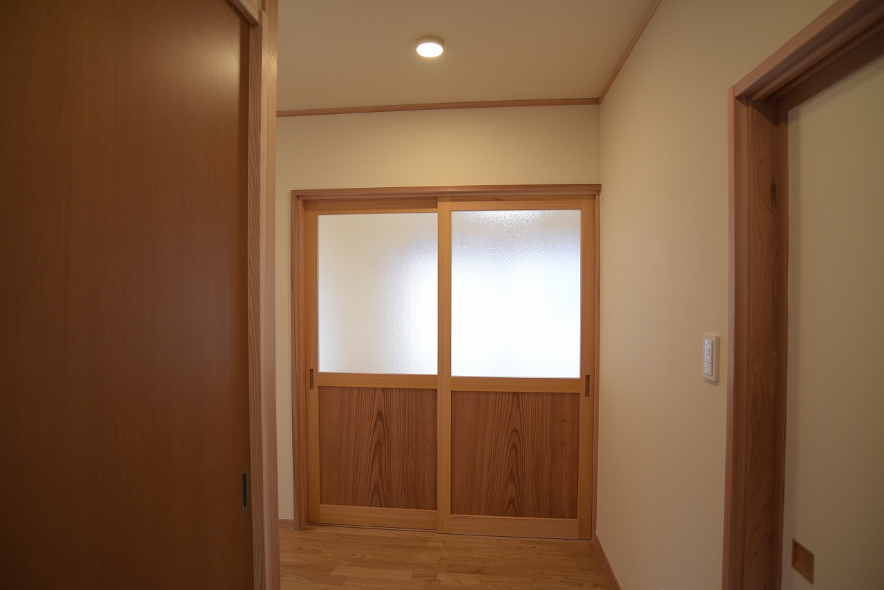 洋室の入り口はサワラの框戸　上はガラス、下は杉の一枚板