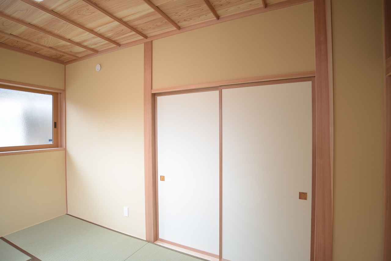 和室の天井は無垢の杉板で竿縁天井です