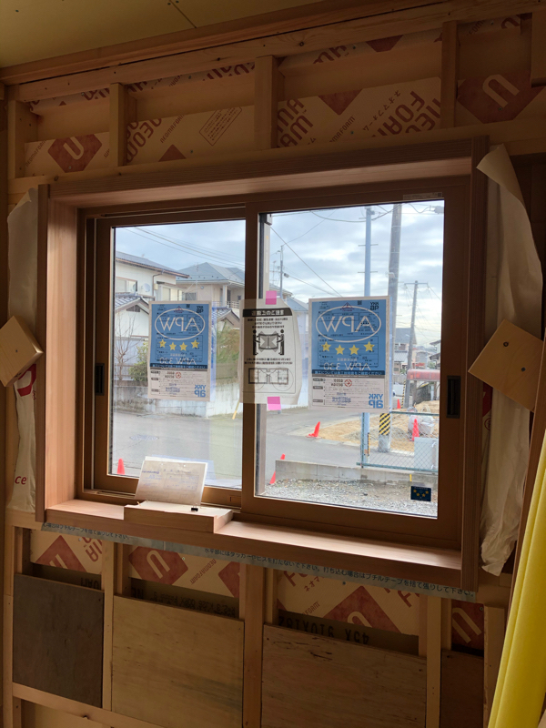 窓枠は職人が加工した無垢の木の枠です｜東建設のスタッフブログ